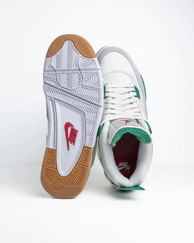 Air Jordan 4 Retro “Pine Green”