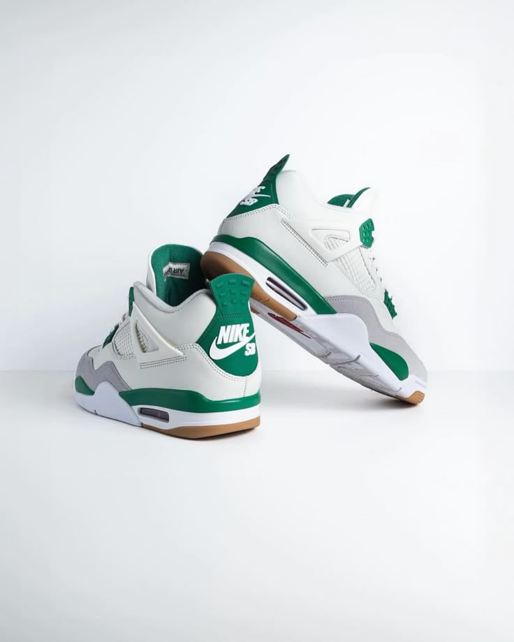 Air Jordan 4 Retro “Pine Green”