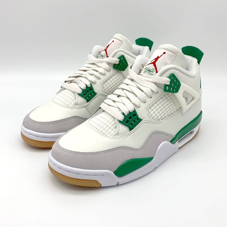Air Jordan 4 Retro “Pine Green”