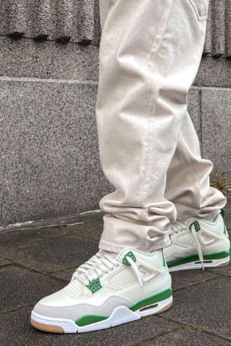 Air Jordan 4 Retro “Pine Green”